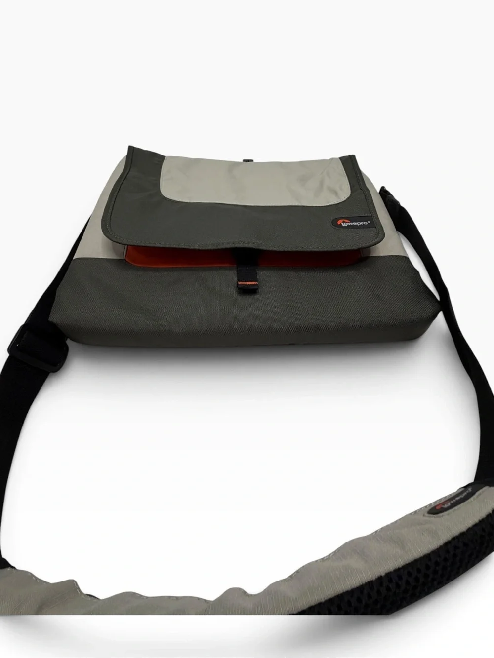 Lowepro Slim Factor M Laptop Messenger Shoulder Bag Padded Fits 14” Laptop NWOT